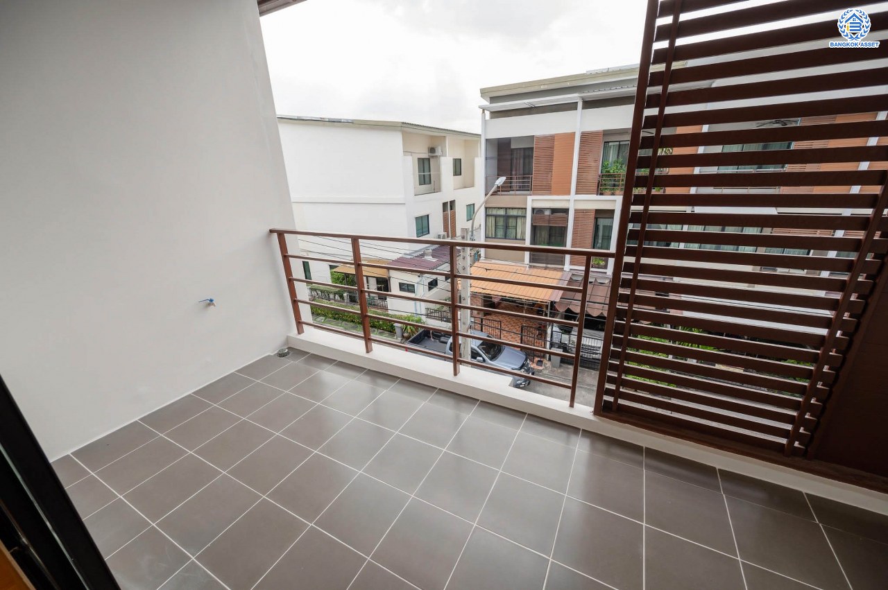 บ้านมือสองตกแต่งใหม่ โครงการ ซิกเนเจอร์ เพชรเกษม69 เนื้อที่ 17.6 ตร.ว. ฟังก์ชัน 3 ห้องนอน 3 ห้องน้ำ จอดรถได้ 1 คัน บ้านสภาพสวย บนทำเลเดินทางสะดวก เชื่อมต่อถนนเพชรเกษม, ถนนกาญจนาภิเษก, ถนนพุทธมณฑลสาย 2 และ 3 ใกล้รถไฟฟ้าสายสีน้ำเงิน "สถานีหลักสอง" ในราคาสุดคุ้ม!...